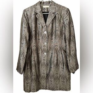 Amanda Smith Jacket Lightweight Size 16
White Black & Silver Intricate Pattern